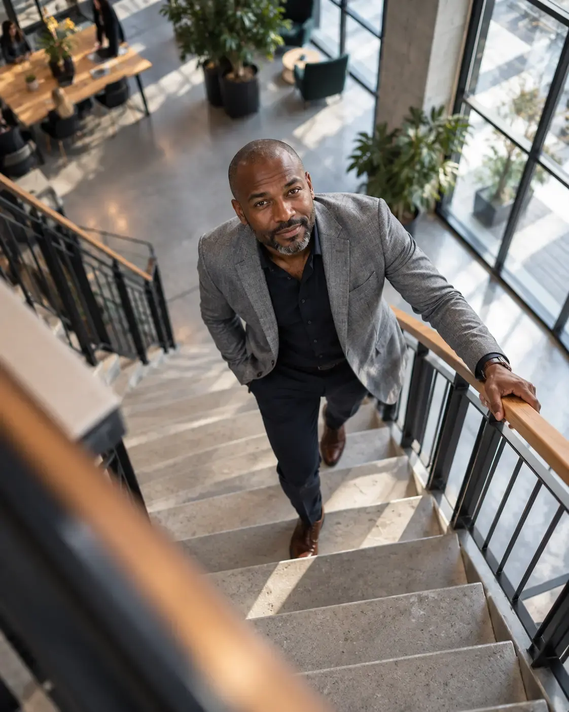 Directeur op de trap van zijn bedrijf
